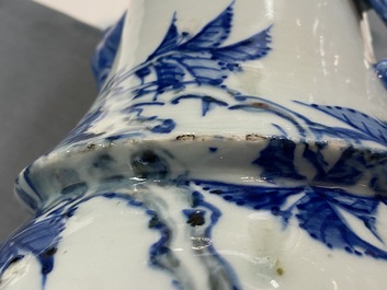 Een Chinese blauw-witte en koperrode vaas met olifantenoren, 19e eeuw